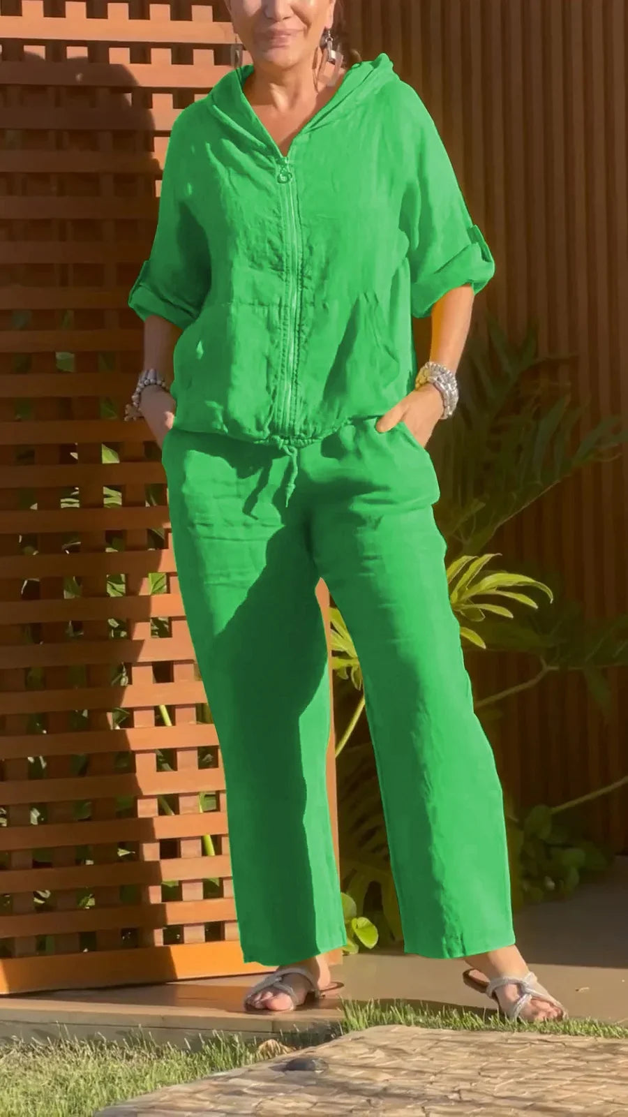 Divpakāpju kokvilnas un lina kostīms ar kapuci