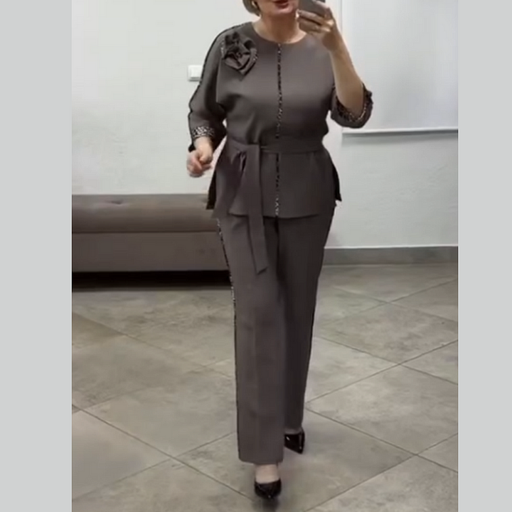 Elegants sieviešu kostīms ar ziedu rakstu