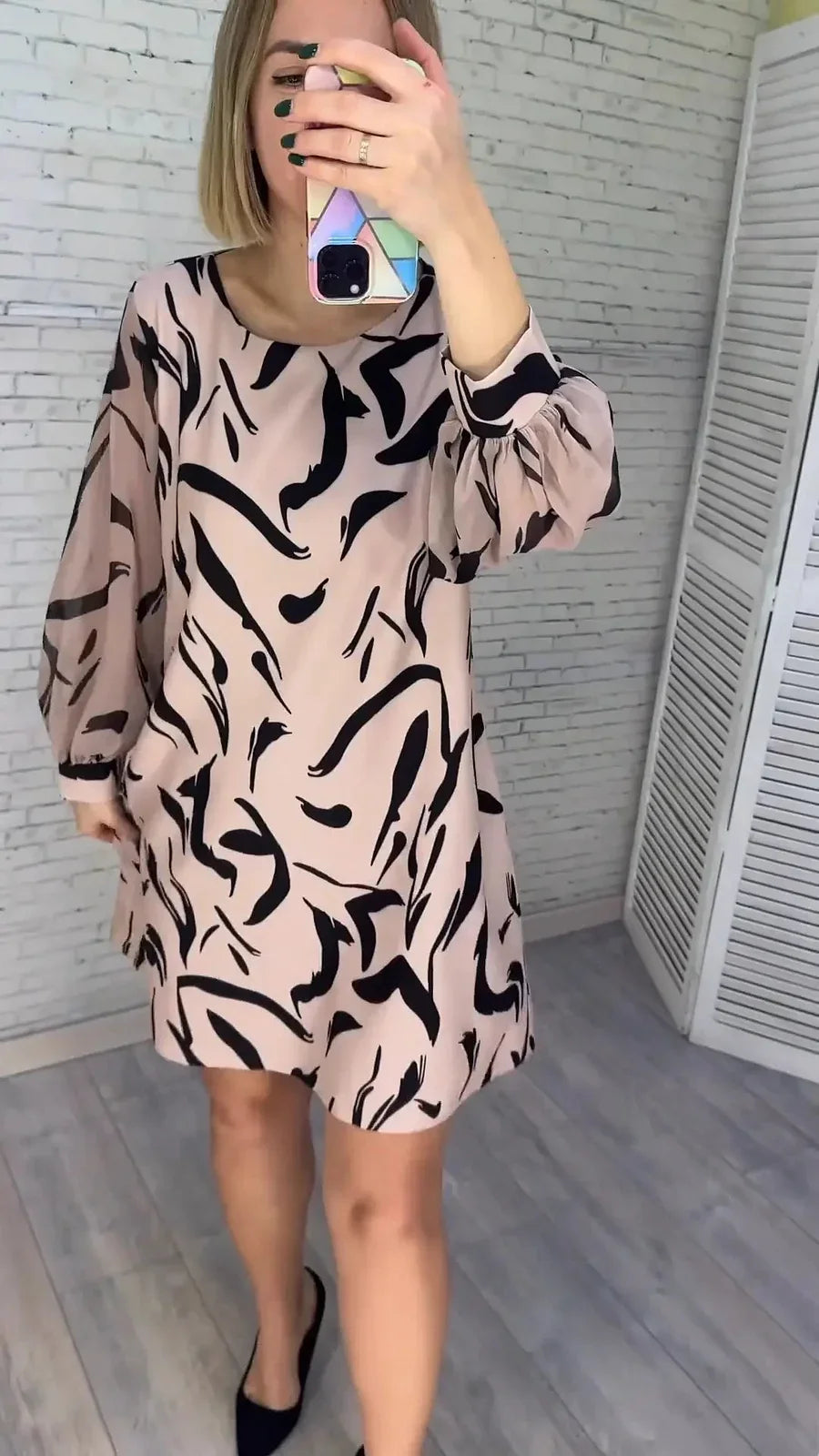 Jauna modīga kleita