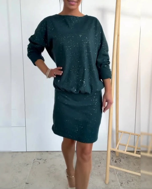 Skaista, vaļīga kleita ar mirdzumiem