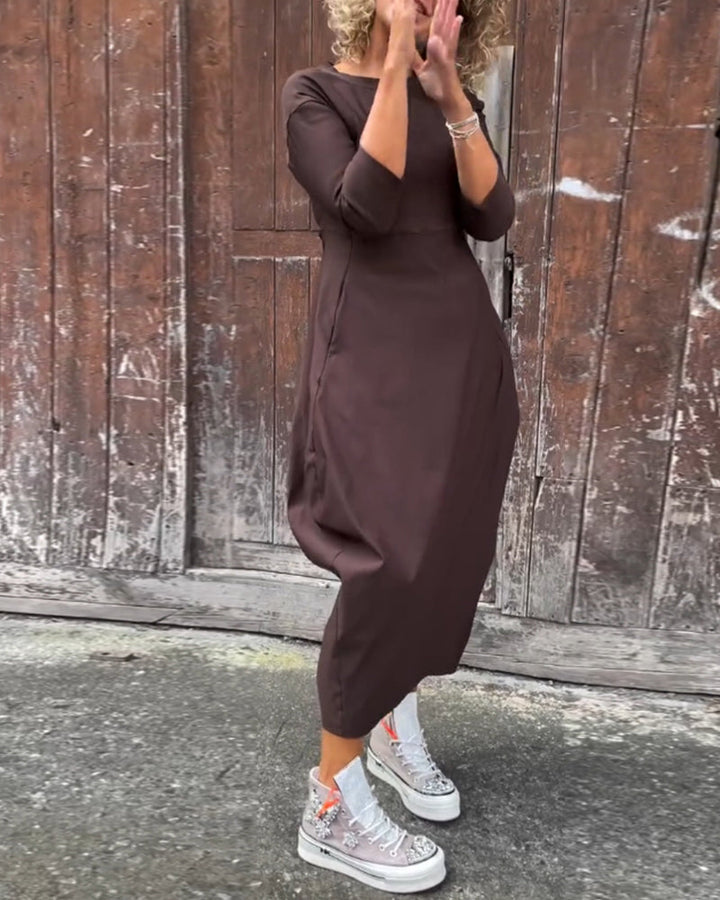 Vienkrāsaina kleita ar garām piedurknēm