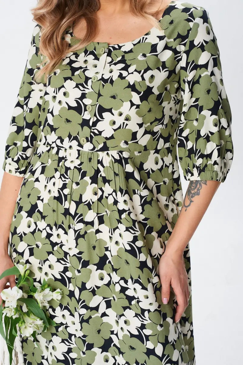 Zaļa kleita ar ziediem