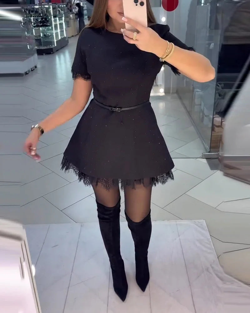 Eleganta, spīdīga mežģīņu sieviešu kleita