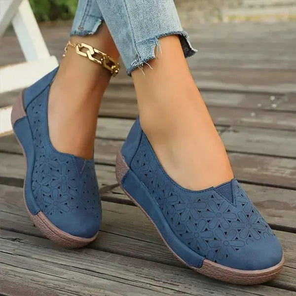 Sieviešu apavi ar ziedu apdruku