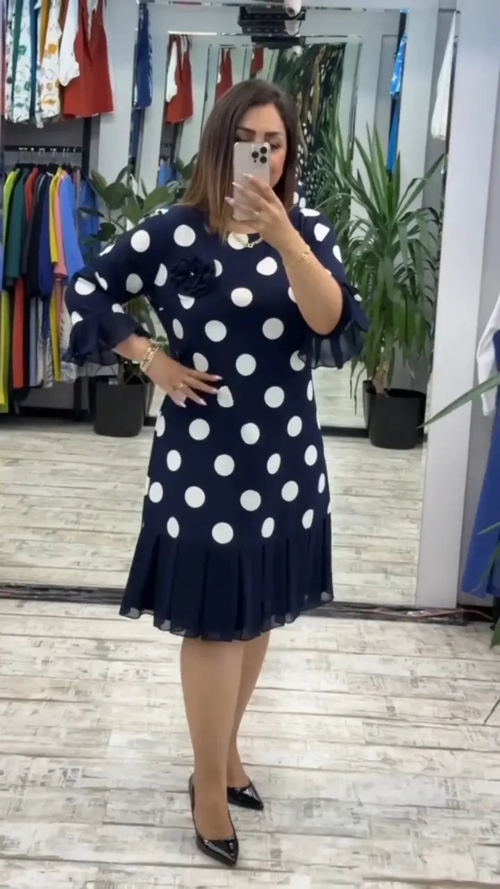Jauna modes kleita, klasiska dizaina, eleganta un vienkārša.