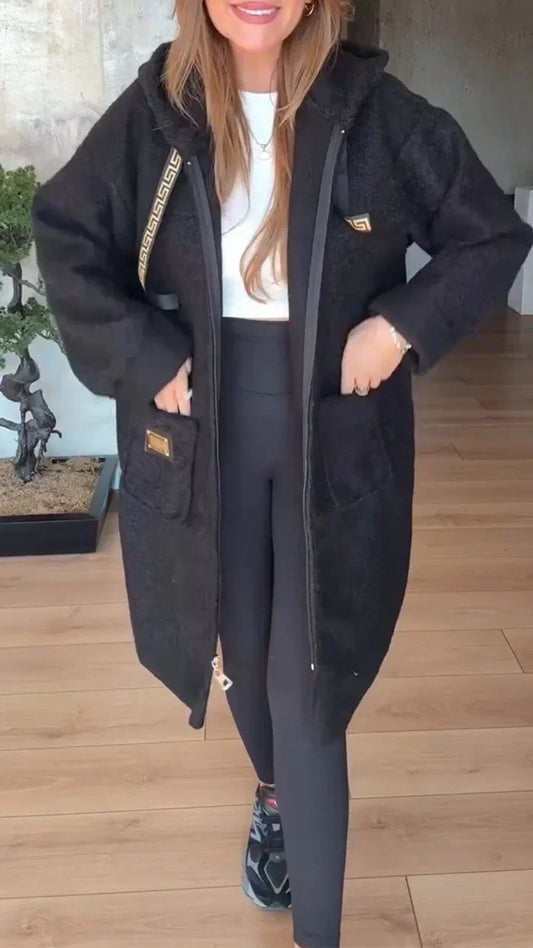 Sieviešu jaka ar kapuci un savelkamu auklu