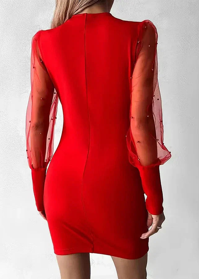 Kleita ar V veida kakla izgriezumu un modernām pērlēm