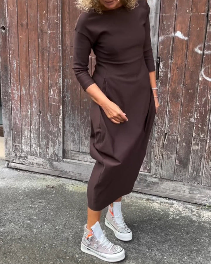 Vienkrāsaina kleita ar garām piedurknēm