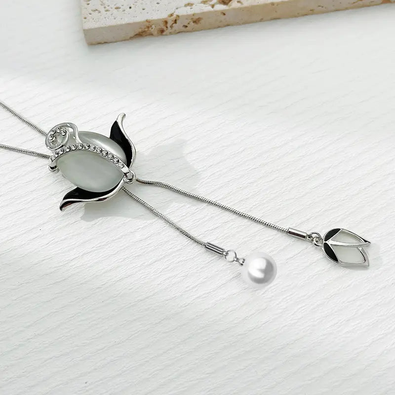 Kakla rotas tulpes no vara un kristāliem