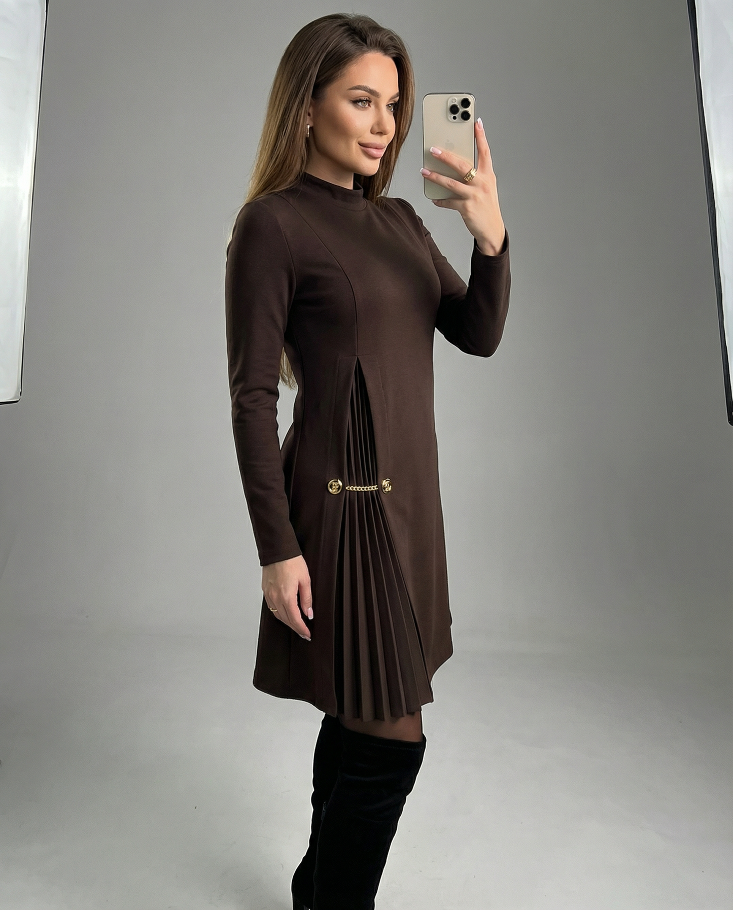 Eleganta kleita ar garām piedurknēm un krokotām detaļām