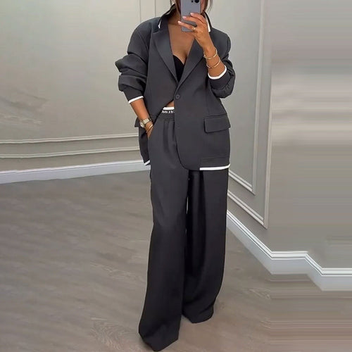 Moderns divdaļīgs kostīms visiem gadījumiem